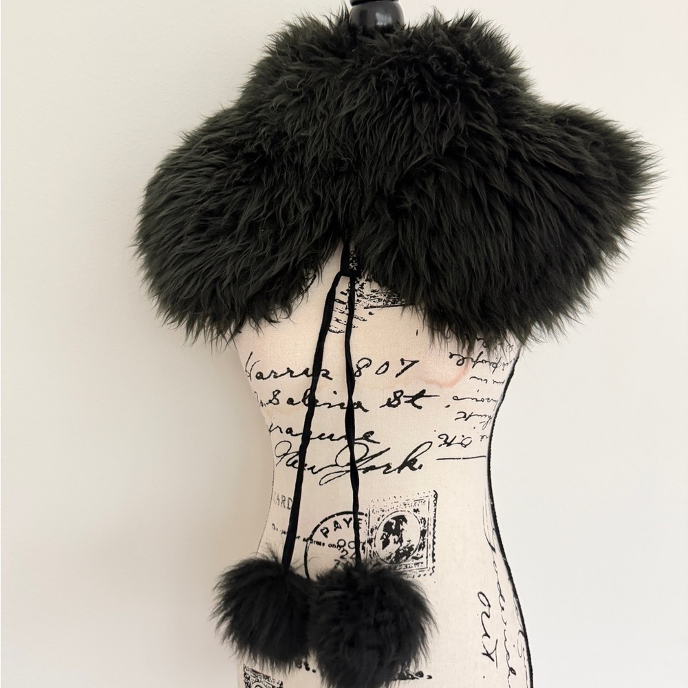 UGG Sheepskin Fur Shoulder Wrap Fluffy Pom Poms Ties Black One size MobWife core - Picture 5 of 10